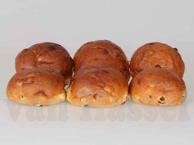 Krentenbollen van Bakkerij van Hassel, zacht en gevuld met krenten en rozijnen