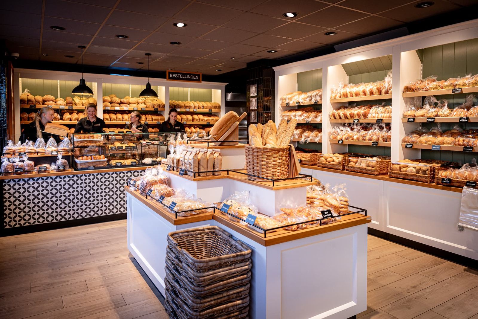 Overzicht van de winkel van Bakkerij van Hassel met gevulde schappen en toonbank