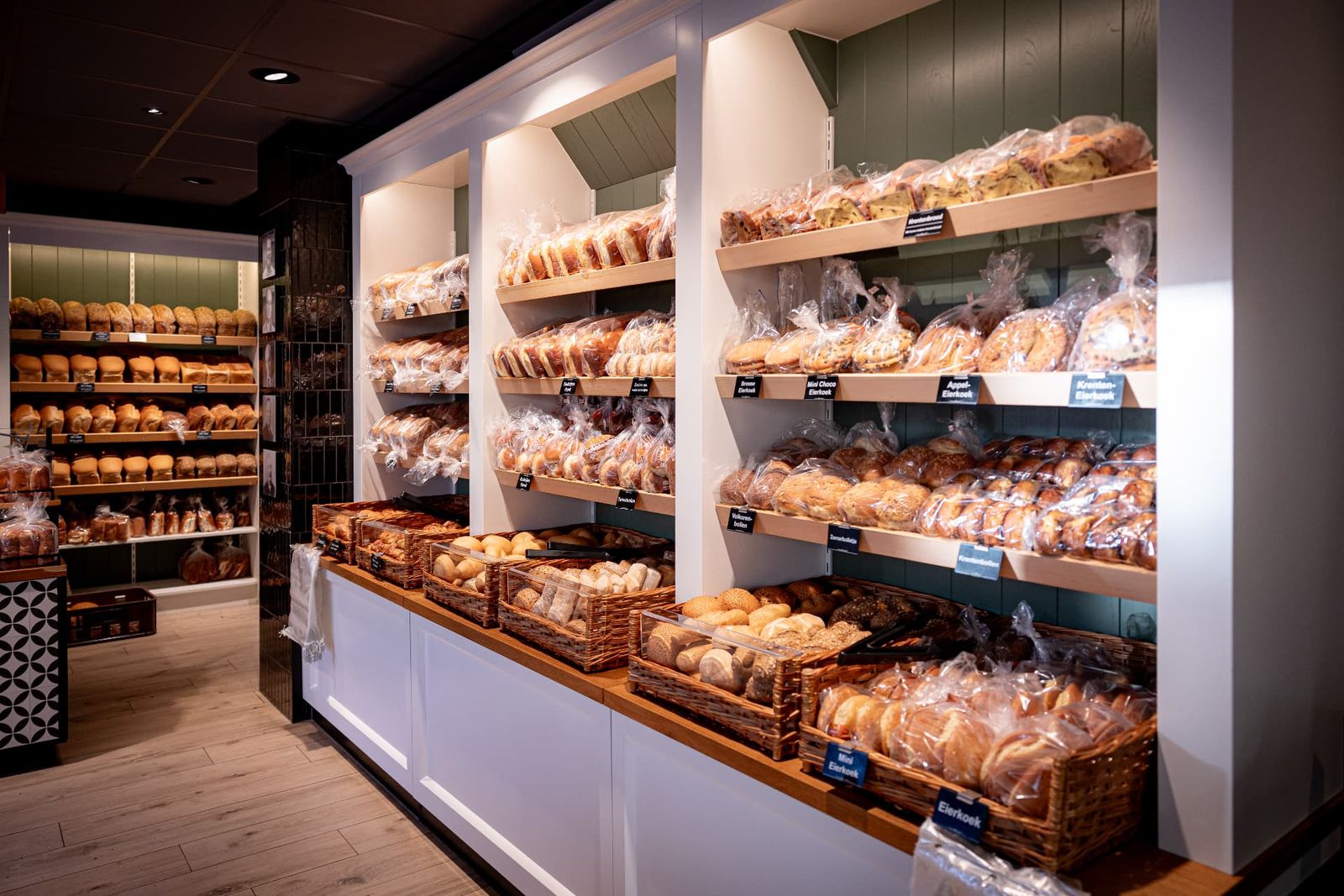Goed gevulde broodschappen in de winkel van Bakkerij van Hassel in Wernhout