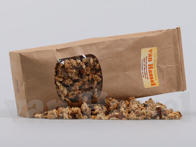 Eigen gemaakte granola met noten, zaden en gedroogd fruit van Bakkerij van Hassel
