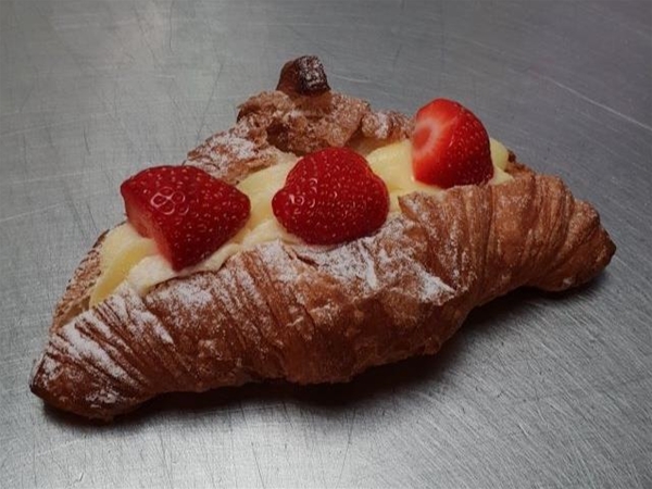 AARDBEIEN CROISSANT